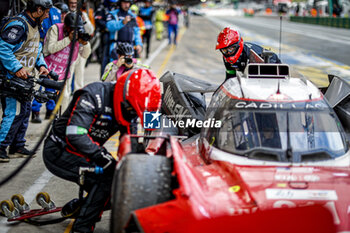 2024-06-16 - pitlane, pitstop, arrêt aux stands reparation 311 DERANI Luis Felipe (bra), AITKEN Jack (gbr), DRUGOVICH Felipe (bra), Whelen Cadillac Racing, Cadillac V-Series.R #311, Hypercar, during the 2024 24 Hours of Le Mans, 4th round of the 2024 FIA World Endurance Championship, on the Circuit des 24 Heures du Mans, from June 15 to 16, 2024 in Le Mans, France - 24 HEURES DU MANS 2024 - RACE - ENDURANCE - MOTORS