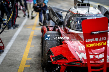 2024-06-16 - pitlane, pitstop, arrêt aux stands reparation 311 DERANI Luis Felipe (bra), AITKEN Jack (gbr), DRUGOVICH Felipe (bra), Whelen Cadillac Racing, Cadillac V-Series.R #311, Hypercar, during the 2024 24 Hours of Le Mans, 4th round of the 2024 FIA World Endurance Championship, on the Circuit des 24 Heures du Mans, from June 15 to 16, 2024 in Le Mans, France - 24 HEURES DU MANS 2024 - RACE - ENDURANCE - MOTORS