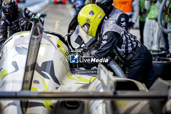 2024-06-16 - pitstop, arrêt aux stands, ravitaillement essence, refueling during the 2024 24 Hours of Le Mans, 4th round of the 2024 FIA World Endurance Championship, on the Circuit des 24 Heures du Mans, from June 15 to 16, 2024 in Le Mans, France - 24 HEURES DU MANS 2024 - RACE - ENDURANCE - MOTORS