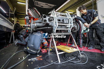 2024-06-16 - pitlane, pitstop, arrêt aux stands reparation 311 DERANI Luis Felipe (bra), AITKEN Jack (gbr), DRUGOVICH Felipe (bra), Whelen Cadillac Racing, Cadillac V-Series.R #311, Hypercar, during the 2024 24 Hours of Le Mans, 4th round of the 2024 FIA World Endurance Championship, on the Circuit des 24 Heures du Mans, from June 15 to 16, 2024 in Le Mans, France - 24 HEURES DU MANS 2024 - RACE - ENDURANCE - MOTORS