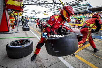 2024-06-16 - pitstop, arrêt aux stands, tyres, pneus, tyre changement de pneus, tires change during the 2024 24 Hours of Le Mans, 4th round of the 2024 FIA World Endurance Championship, on the Circuit des 24 Heures du Mans, from June 15 to 16, 2024 in Le Mans, France - 24 HEURES DU MANS 2024 - RACE - ENDURANCE - MOTORS