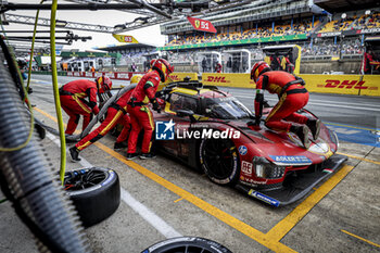 2024-06-16 - pitlane, pitstop, arrêt aux stands 51 PIER GUIDI Alessandro (ita), CALADO James (gbr), GIOVINAZZI Antonio (ita), Ferrari AF Corse, Ferrari 499P #51, Hypercar, FIA WEC, during the 2024 24 Hours of Le Mans, 4th round of the 2024 FIA World Endurance Championship, on the Circuit des 24 Heures du Mans, from June 15 to 16, 2024 in Le Mans, France - 24 HEURES DU MANS 2024 - RACE - ENDURANCE - MOTORS