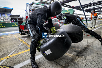 2024-06-16 - pitstop, arrêt aux stands, tyres, pneus, tyre changement de pneus, tires change during the 2024 24 Hours of Le Mans, 4th round of the 2024 FIA World Endurance Championship, on the Circuit des 24 Heures du Mans, from June 15 to 16, 2024 in Le Mans, France - 24 HEURES DU MANS 2024 - RACE - ENDURANCE - MOTORS