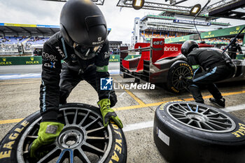 2024-06-16 - pitstop, arrêt aux stands, tyres, pneus, tyre changement de pneus, tires change during the 2024 24 Hours of Le Mans, 4th round of the 2024 FIA World Endurance Championship, on the Circuit des 24 Heures du Mans, from June 15 to 16, 2024 in Le Mans, France - 24 HEURES DU MANS 2024 - RACE - ENDURANCE - MOTORS