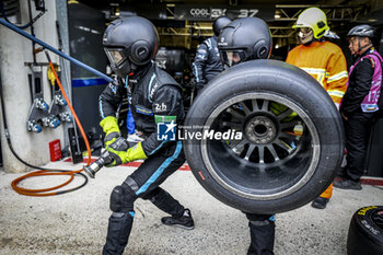 2024-06-16 - pitstop, arrêt aux stands, tyres, pneus, tyre changement de pneus, tires change during the 2024 24 Hours of Le Mans, 4th round of the 2024 FIA World Endurance Championship, on the Circuit des 24 Heures du Mans, from June 15 to 16, 2024 in Le Mans, France - 24 HEURES DU MANS 2024 - RACE - ENDURANCE - MOTORS