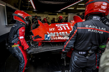 2024-06-16 - pitlane, pitstop, arrêt aux stands reparation 311 DERANI Luis Felipe (bra), AITKEN Jack (gbr), DRUGOVICH Felipe (bra), Whelen Cadillac Racing, Cadillac V-Series.R #311, Hypercar, during the 2024 24 Hours of Le Mans, 4th round of the 2024 FIA World Endurance Championship, on the Circuit des 24 Heures du Mans, from June 15 to 16, 2024 in Le Mans, France - 24 HEURES DU MANS 2024 - RACE - ENDURANCE - MOTORS