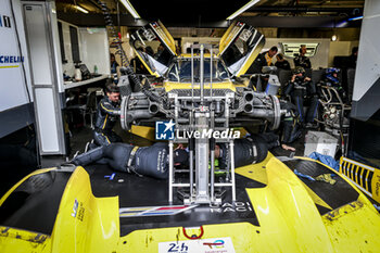 2024-06-16 - pitlane, pitstop, arrêt aux stands reparation 03 BOURDAIS Sébastien (fra), VAN DER ZANDE Renger (ned), DIXON Scott (nzl), Cadillac Racing, Cadillac V-Series.R #03, Hypercar, during the 2024 24 Hours of Le Mans, 4th round of the 2024 FIA World Endurance Championship, on the Circuit des 24 Heures du Mans, from June 15 to 16, 2024 in Le Mans, France - 24 HEURES DU MANS 2024 - RACE - ENDURANCE - MOTORS