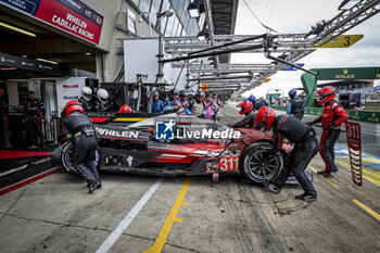 2024-06-16 - pitlane, pitstop, arrêt aux stands reparation 311 DERANI Luis Felipe (bra), AITKEN Jack (gbr), DRUGOVICH Felipe (bra), Whelen Cadillac Racing, Cadillac V-Series.R #311, Hypercar, during the 2024 24 Hours of Le Mans, 4th round of the 2024 FIA World Endurance Championship, on the Circuit des 24 Heures du Mans, from June 15 to 16, 2024 in Le Mans, France - 24 HEURES DU MANS 2024 - RACE - ENDURANCE - MOTORS