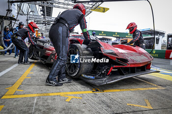 2024-06-16 - pitlane, pitstop, arrêt aux stands reparation 311 DERANI Luis Felipe (bra), AITKEN Jack (gbr), DRUGOVICH Felipe (bra), Whelen Cadillac Racing, Cadillac V-Series.R #311, Hypercar, during the 2024 24 Hours of Le Mans, 4th round of the 2024 FIA World Endurance Championship, on the Circuit des 24 Heures du Mans, from June 15 to 16, 2024 in Le Mans, France - 24 HEURES DU MANS 2024 - RACE - ENDURANCE - MOTORS