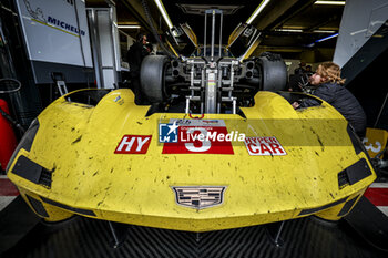 2024-06-16 - pitlane, pitstop, arrêt aux stands reparation 03 BOURDAIS Sébastien (fra), VAN DER ZANDE Renger (ned), DIXON Scott (nzl), Cadillac Racing, Cadillac V-Series.R #03, Hypercar, during the 2024 24 Hours of Le Mans, 4th round of the 2024 FIA World Endurance Championship, on the Circuit des 24 Heures du Mans, from June 15 to 16, 2024 in Le Mans, France - 24 HEURES DU MANS 2024 - RACE - ENDURANCE - MOTORS