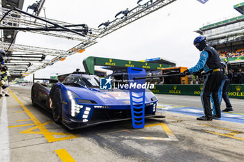 2024-06-16 - 02 BAMBER Earl (nzl), LYNN Alex (gbr), PALOU Alex (spa), Cadillac Racing, Cadillac V-Series.R #02, Hypercar, FIA WEC, pit stop during the 2024 24 Hours of Le Mans, 4th round of the 2024 FIA World Endurance Championship, on the Circuit des 24 Heures du Mans, from June 15 to 16, 2024 in Le Mans, France - 24 HEURES DU MANS 2024 - RACE - ENDURANCE - MOTORS