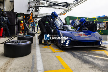 2024-06-16 - 02 BAMBER Earl (nzl), LYNN Alex (gbr), PALOU Alex (spa), Cadillac Racing, Cadillac V-Series.R #02, Hypercar, FIA WEC, pit stop during the 2024 24 Hours of Le Mans, 4th round of the 2024 FIA World Endurance Championship, on the Circuit des 24 Heures du Mans, from June 15 to 16, 2024 in Le Mans, France - 24 HEURES DU MANS 2024 - RACE - ENDURANCE - MOTORS