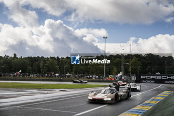 2024-06-16 - 38 RASMUSSEN Oliver (dnk), HANSON Philip (gbr), BUTTON Jenson (gbr), Hertz Team Jota, Porsche 963 #38, Hypercar, FIA WEC, action during the 2024 24 Hours of Le Mans, 4th round of the 2024 FIA World Endurance Championship, on the Circuit des 24 Heures du Mans, from June 15 to 16, 2024 in Le Mans, France - 24 HEURES DU MANS 2024 - RACE - ENDURANCE - MOTORS