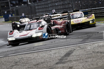 2024-06-16 - 05 CAMPBELL Matt (aus), CHRISTENSEN Michael (dnk), MAKOWIECKI Frédéric (fra), Porsche Penske Motorsport, Porsche 963 #05, Hypercar, FIA WEC, 83 KUBICA Robert (pol), SHWARTZMAN Robert (isr), YE Yifei (chn), AF Corse, Ferrari 499P #83, Hypercar, FIA WEC, action during the 2024 24 Hours of Le Mans, 4th round of the 2024 FIA World Endurance Championship, on the Circuit des 24 Heures du Mans, from June 15 to 16, 2024 in Le Mans, France - 24 HEURES DU MANS 2024 - RACE - ENDURANCE - MOTORS