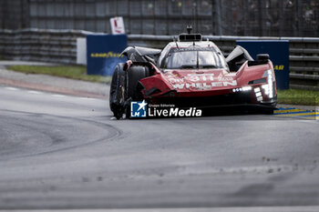 2024-06-16 - 311 DERANI Luis Felipe (bra), AITKEN Jack (gbr), DRUGOVICH Felipe (bra), Whelen Cadillac Racing, Cadillac V-Series.R #311, Hypercar, action during the 2024 24 Hours of Le Mans, 4th round of the 2024 FIA World Endurance Championship, on the Circuit des 24 Heures du Mans, from June 15 to 16, 2024 in Le Mans, France - 24 HEURES DU MANS 2024 - RACE - ENDURANCE - MOTORS