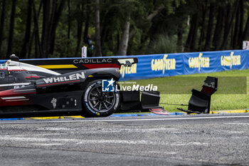 2024-06-16 - 311 DERANI Luis Felipe (bra), AITKEN Jack (gbr), DRUGOVICH Felipe (bra), Whelen Cadillac Racing, Cadillac V-Series.R #311, Hypercar, action during the 2024 24 Hours of Le Mans, 4th round of the 2024 FIA World Endurance Championship, on the Circuit des 24 Heures du Mans, from June 15 to 16, 2024 in Le Mans, France - 24 HEURES DU MANS 2024 - RACE - ENDURANCE - MOTORS