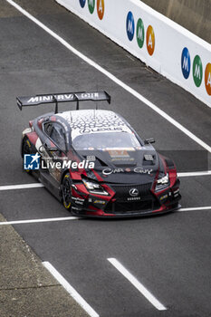 2024-06-16 - 87 HAWKSWORTH Jack (gbr), KIMURA Takeshi (jpn), MASSON Esteban (fra), Akkodis ASP Team, Lexus RC F GT3 #87, LM GT3, FIA WEC, problem with bonnet during the 2024 24 Hours of Le Mans, 4th round of the 2024 FIA World Endurance Championship, on the Circuit des 24 Heures du Mans, from June 15 to 16, 2024 in Le Mans, France - 24 HEURES DU MANS 2024 - RACE - ENDURANCE - MOTORS