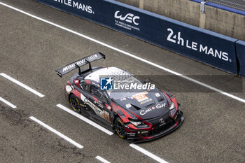 2024-06-16 - 87 HAWKSWORTH Jack (gbr), KIMURA Takeshi (jpn), MASSON Esteban (fra), Akkodis ASP Team, Lexus RC F GT3 #87, LM GT3, FIA WEC, problem with bonnet during the 2024 24 Hours of Le Mans, 4th round of the 2024 FIA World Endurance Championship, on the Circuit des 24 Heures du Mans, from June 15 to 16, 2024 in Le Mans, France - 24 HEURES DU MANS 2024 - RACE - ENDURANCE - MOTORS