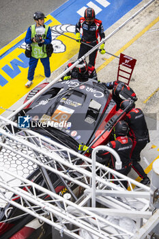 2024-06-16 - 87 HAWKSWORTH Jack (gbr), KIMURA Takeshi (jpn), MASSON Esteban (fra), Akkodis ASP Team, Lexus RC F GT3 #87, LM GT3, FIA WEC, problem with bonnet during the 2024 24 Hours of Le Mans, 4th round of the 2024 FIA World Endurance Championship, on the Circuit des 24 Heures du Mans, from June 15 to 16, 2024 in Le Mans, France - 24 HEURES DU MANS 2024 - RACE - ENDURANCE - MOTORS