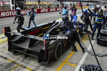 2024-06-16 - 02 BAMBER Earl (nzl), LYNN Alex (gbr), PALOU Alex (spa), Cadillac Racing, Cadillac V-Series.R #02, Hypercar, FIA WEC, pitlane,, pitstop, arrêt aux stands during the 2024 24 Hours of Le Mans, 4th round of the 2024 FIA World Endurance Championship, on the Circuit des 24 Heures du Mans, from June 15 to 16, 2024 in Le Mans, France - 24 HEURES DU MANS 2024 - RACE - ENDURANCE - MOTORS