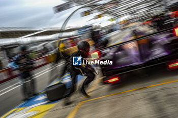 2024-06-16 - 14 HYETT PJ (usa), DELETRAZ Louis (swi), QUINN Alex (gbr), AO by TF, Oreca 07 - Gibson #14, LMP2 PRO/AM, action, pitlane,, pitstop, arrêt aux stands during the 2024 24 Hours of Le Mans, 4th round of the 2024 FIA World Endurance Championship, on the Circuit des 24 Heures du Mans, from June 15 to 16, 2024 in Le Mans, France - 24 HEURES DU MANS 2024 - RACE - ENDURANCE - MOTORS