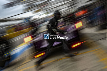 2024-06-16 - 14 HYETT PJ (usa), DELETRAZ Louis (swi), QUINN Alex (gbr), AO by TF, Oreca 07 - Gibson #14, LMP2 PRO/AM, action, pitlane,, pitstop, arrêt aux stands during the 2024 24 Hours of Le Mans, 4th round of the 2024 FIA World Endurance Championship, on the Circuit des 24 Heures du Mans, from June 15 to 16, 2024 in Le Mans, France - 24 HEURES DU MANS 2024 - RACE - ENDURANCE - MOTORS