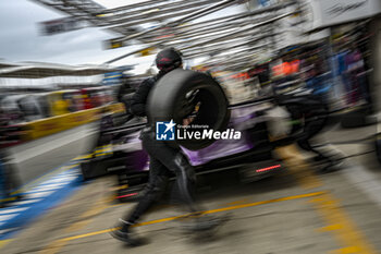 2024-06-16 - 14 HYETT PJ (usa), DELETRAZ Louis (swi), QUINN Alex (gbr), AO by TF, Oreca 07 - Gibson #14, LMP2 PRO/AM, action, pitlane,, pitstop, arrêt aux stands during the 2024 24 Hours of Le Mans, 4th round of the 2024 FIA World Endurance Championship, on the Circuit des 24 Heures du Mans, from June 15 to 16, 2024 in Le Mans, France - 24 HEURES DU MANS 2024 - RACE - ENDURANCE - MOTORS