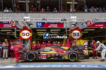 2024-06-16 - 51 PIER GUIDI Alessandro (ita), CALADO James (gbr), GIOVINAZZI Antonio (ita), Ferrari AF Corse, Ferrari 499P #51, Hypercar, FIA WEC, action, pitlane, pitstop, arrêt aux stands during the 2024 24 Hours of Le Mans, 4th round of the 2024 FIA World Endurance Championship, on the Circuit des 24 Heures du Mans, from June 15 to 16, 2024 in Le Mans, France - 24 HEURES DU MANS 2024 - RACE - ENDURANCE - MOTORS