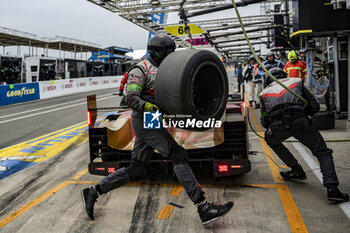 2024-06-16 - 24 SCHERER Fabio (swi), HEINEMEIER HANSSON David (dnk), SIMPSON Kyffin (usa), Nielsen Racing, Oreca 07 - Gibson #24, LMP2, action, pitlane, pitstop, arrêt aux stands during the 2024 24 Hours of Le Mans, 4th round of the 2024 FIA World Endurance Championship, on the Circuit des 24 Heures du Mans, from June 15 to 16, 2024 in Le Mans, France - 24 HEURES DU MANS 2024 - RACE - ENDURANCE - MOTORS