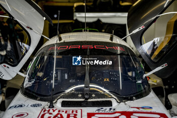 2024-06-16 - 99 TINCKNELL Harry (gbr), JANI Neel (swi), ANDLAUER Julien (fra), Proton Competition, Porsche 963 #99, Hypercar, FIA WEC, illustration, box during the 2024 24 Hours of Le Mans, 4th round of the 2024 FIA World Endurance Championship, on the Circuit des 24 Heures du Mans, from June 15 to 16, 2024 in Le Mans, France - 24 HEURES DU MANS 2024 - RACE - ENDURANCE - MOTORS