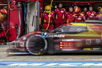 2024-06-16 - 51 PIER GUIDI Alessandro (ita), CALADO James (gbr), GIOVINAZZI Antonio (ita), Ferrari AF Corse, Ferrari 499P #51, Hypercar, FIA WEC, action, pitlane, pitstop, arrêt aux stands during the 2024 24 Hours of Le Mans, 4th round of the 2024 FIA World Endurance Championship, on the Circuit des 24 Heures du Mans, from June 15 to 16, 2024 in Le Mans, France - 24 HEURES DU MANS 2024 - RACE - ENDURANCE - MOTORS