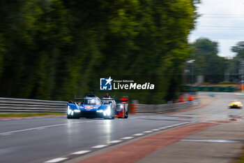 2024-06-16 - 02 BAMBER Earl (nzl), LYNN Alex (gbr), PALOU Alex (spa), Cadillac Racing, Cadillac V-Series.R #02, Hypercar, FIA WEC, action during the 2024 24 Hours of Le Mans, 4th round of the 2024 FIA World Endurance Championship, on the Circuit des 24 Heures du Mans, from June 15 to 16, 2024 in Le Mans, France - 24 HEURES DU MANS 2024 - RACE - ENDURANCE - MOTORS