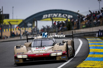 2024-06-16 - 38 RASMUSSEN Oliver (dnk), HANSON Philip (gbr), BUTTON Jenson (gbr), Hertz Team Jota, Porsche 963 #38, Hypercar, FIA WEC, action during the 2024 24 Hours of Le Mans, 4th round of the 2024 FIA World Endurance Championship, on the Circuit des 24 Heures du Mans, from June 15 to 16, 2024 in Le Mans, France - 24 HEURES DU MANS 2024 - RACE - ENDURANCE - MOTORS