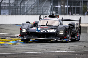 2024-06-16 - 08 BUEMI Sébastien (swi), HARTLEY Brendon (nzl), HIRAKAWA Ryo (jpn), Toyota Gazoo Racing, Toyota GR010 - Hybrid #08, Hypercar, FIA WEC, action during the 2024 24 Hours of Le Mans, 4th round of the 2024 FIA World Endurance Championship, on the Circuit des 24 Heures du Mans, from June 15 to 16, 2024 in Le Mans, France - 24 HEURES DU MANS 2024 - RACE - ENDURANCE - MOTORS