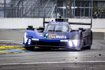 2024-06-16 - 02 BAMBER Earl (nzl), LYNN Alex (gbr), PALOU Alex (spa), Cadillac Racing, Cadillac V-Series.R #02, Hypercar, FIA WEC, action during the 2024 24 Hours of Le Mans, 4th round of the 2024 FIA World Endurance Championship, on the Circuit des 24 Heures du Mans, from June 15 to 16, 2024 in Le Mans, France - 24 HEURES DU MANS 2024 - RACE - ENDURANCE - MOTORS