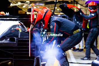 2024-06-16 - 311 DERANI Luis Felipe (bra), AITKEN Jack (gbr), DRUGOVICH Felipe (bra), Whelen Cadillac Racing, Cadillac V-Series.R #311, Hypercar, Mechanic during the 2024 24 Hours of Le Mans, 4th round of the 2024 FIA World Endurance Championship, on the Circuit des 24 Heures du Mans, from June 15 to 16, 2024 in Le Mans, France - 24 HEURES DU MANS 2024 - RACE - ENDURANCE - MOTORS