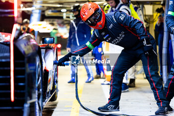 2024-06-16 - 311 DERANI Luis Felipe (bra), AITKEN Jack (gbr), DRUGOVICH Felipe (bra), Whelen Cadillac Racing, Cadillac V-Series.R #311, Hypercar, Mechanic during the 2024 24 Hours of Le Mans, 4th round of the 2024 FIA World Endurance Championship, on the Circuit des 24 Heures du Mans, from June 15 to 16, 2024 in Le Mans, France - 24 HEURES DU MANS 2024 - RACE - ENDURANCE - MOTORS