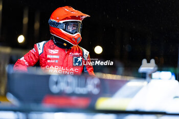 2024-06-16 - 311 DERANI Luis Felipe (bra), AITKEN Jack (gbr), DRUGOVICH Felipe (bra), Whelen Cadillac Racing, Cadillac V-Series.R #311, Hypercar, Mechanic during the 2024 24 Hours of Le Mans, 4th round of the 2024 FIA World Endurance Championship, on the Circuit des 24 Heures du Mans, from June 15 to 16, 2024 in Le Mans, France - 24 HEURES DU MANS 2024 - RACE - ENDURANCE - MOTORS