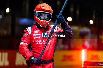 2024-06-16 - 311 DERANI Luis Felipe (bra), AITKEN Jack (gbr), DRUGOVICH Felipe (bra), Whelen Cadillac Racing, Cadillac V-Series.R #311, Hypercar, Mechanic during the 2024 24 Hours of Le Mans, 4th round of the 2024 FIA World Endurance Championship, on the Circuit des 24 Heures du Mans, from June 15 to 16, 2024 in Le Mans, France - 24 HEURES DU MANS 2024 - RACE - ENDURANCE - MOTORS