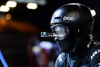 2024-06-16 - 25 KAISER Matthias (lie), CALDWELL Olli (gbr), DE ANGELIS Roman (can), Algarve Pro Racing, Oreca 07 - Gibson #25, LMP2, Mechanic during the 2024 24 Hours of Le Mans, 4th round of the 2024 FIA World Endurance Championship, on the Circuit des 24 Heures du Mans, from June 15 to 16, 2024 in Le Mans, France - 24 HEURES DU MANS 2024 - RACE - ENDURANCE - MOTORS