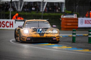 2024-06-16 - 91 LIETZ Richard (aut), SCHURING Morris (nld), SHAHIN Yasser (aus), Manthey EMA, Porsche 911 GT3 R #91, LM GT3, FIA WEC, action during the 2024 24 Hours of Le Mans, 4th round of the 2024 FIA World Endurance Championship, on the Circuit des 24 Heures du Mans, from June 15 to 16, 2024 in Le Mans, France - 24 HEURES DU MANS 2024 - RACE - ENDURANCE - MOTORS