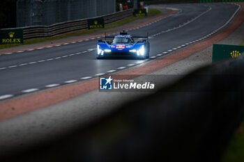 2024-06-16 - 02 BAMBER Earl (nzl), LYNN Alex (gbr), PALOU Alex (spa), Cadillac Racing, Cadillac V-Series.R #02, Hypercar, FIA WEC, action during the 2024 24 Hours of Le Mans, 4th round of the 2024 FIA World Endurance Championship, on the Circuit des 24 Heures du Mans, from June 15 to 16, 2024 in Le Mans, France - 24 HEURES DU MANS 2024 - RACE - ENDURANCE - MOTORS