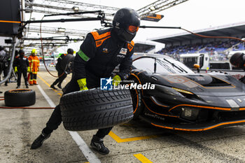 2024-06-16 - 86 WAINWRIGHT Michael (gbr), SERRA Daniel (bra), PERA Riccardo (ita), GR Racing, Ferrari 296 LMGT3 #86, LM GT3, pit stop during the 2024 24 Hours of Le Mans, 4th round of the 2024 FIA World Endurance Championship, on the Circuit des 24 Heures du Mans, from June 15 to 16, 2024 in Le Mans, France - 24 HEURES DU MANS 2024 - RACE - ENDURANCE - MOTORS