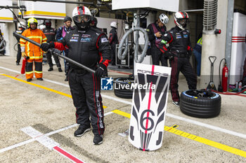 2024-06-16 - 06 ESTRE Kevin (fra), LOTTERER André (ger), VANTHOOR Laurens (bel), Porsche Penske Motorsport, Porsche 963 #06, Hypercar, FIA WEC, pit stop during the 2024 24 Hours of Le Mans, 4th round of the 2024 FIA World Endurance Championship, on the Circuit des 24 Heures du Mans, from June 15 to 16, 2024 in Le Mans, France - 24 HEURES DU MANS 2024 - RACE - ENDURANCE - MOTORS