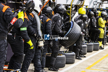 2024-06-16 - Pit stop, Peugeot TotalEnergies during the 2024 24 Hours of Le Mans, 4th round of the 2024 FIA World Endurance Championship, on the Circuit des 24 Heures du Mans, from June 15 to 16, 2024 in Le Mans, France - 24 HEURES DU MANS 2024 - RACE - ENDURANCE - MOTORS