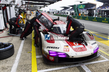 2024-06-16 - 06 ESTRE Kevin (fra), LOTTERER André (ger), VANTHOOR Laurens (bel), Porsche Penske Motorsport, Porsche 963 #06, Hypercar, FIA WEC, pit stop during the 2024 24 Hours of Le Mans, 4th round of the 2024 FIA World Endurance Championship, on the Circuit des 24 Heures du Mans, from June 15 to 16, 2024 in Le Mans, France - 24 HEURES DU MANS 2024 - RACE - ENDURANCE - MOTORS