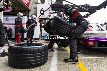 2024-06-16 - 06 ESTRE Kevin (fra), LOTTERER André (ger), VANTHOOR Laurens (bel), Porsche Penske Motorsport, Porsche 963 #06, Hypercar, FIA WEC, pit stop during the 2024 24 Hours of Le Mans, 4th round of the 2024 FIA World Endurance Championship, on the Circuit des 24 Heures du Mans, from June 15 to 16, 2024 in Le Mans, France - 24 HEURES DU MANS 2024 - RACE - ENDURANCE - MOTORS