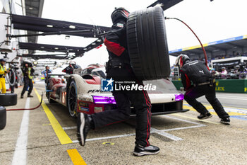 2024-06-16 - 06 ESTRE Kevin (fra), LOTTERER André (ger), VANTHOOR Laurens (bel), Porsche Penske Motorsport, Porsche 963 #06, Hypercar, FIA WEC, pit stop during the 2024 24 Hours of Le Mans, 4th round of the 2024 FIA World Endurance Championship, on the Circuit des 24 Heures du Mans, from June 15 to 16, 2024 in Le Mans, France - 24 HEURES DU MANS 2024 - RACE - ENDURANCE - MOTORS