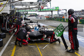 2024-06-16 - 07 LOPEZ José María (arg), KOBAYASHI Kamui (jpn), DE VRIES Nyck (nld), Toyota Gazoo Racing, Toyota GR010 - Hybrid #07, Hypercar, FIA WEC, pit stop during the 2024 24 Hours of Le Mans, 4th round of the 2024 FIA World Endurance Championship, on the Circuit des 24 Heures du Mans, from June 15 to 16, 2024 in Le Mans, France - 24 HEURES DU MANS 2024 - RACE - ENDURANCE - MOTORS