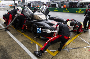 2024-06-16 - 08 BUEMI Sébastien (swi), HARTLEY Brendon (nzl), HIRAKAWA Ryo (jpn), Toyota Gazoo Racing, Toyota GR010 - Hybrid #08, Hypercar, FIA WEC, pit stop during the 2024 24 Hours of Le Mans, 4th round of the 2024 FIA World Endurance Championship, on the Circuit des 24 Heures du Mans, from June 15 to 16, 2024 in Le Mans, France - 24 HEURES DU MANS 2024 - RACE - ENDURANCE - MOTORS